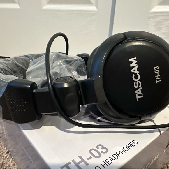 TH-03 Black Studio Headphones - Picture 5 of 5